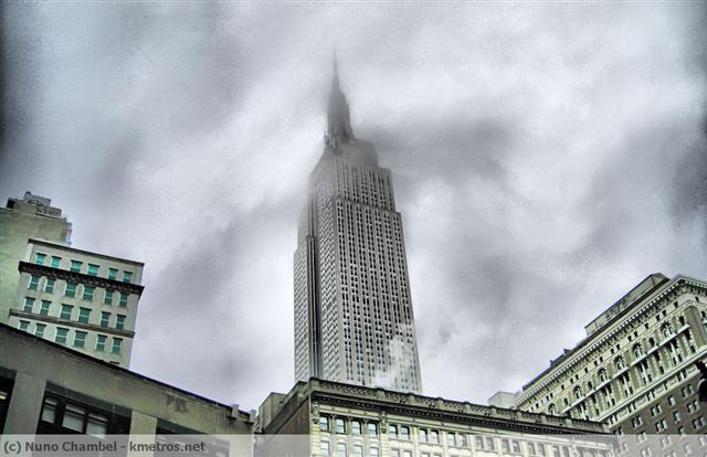 Empire State Building nas nuvens