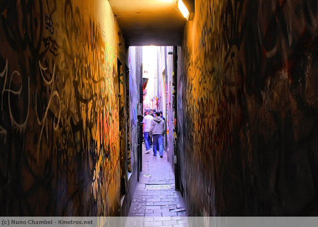 Ruas estreitas e labirínticas do Red Light District