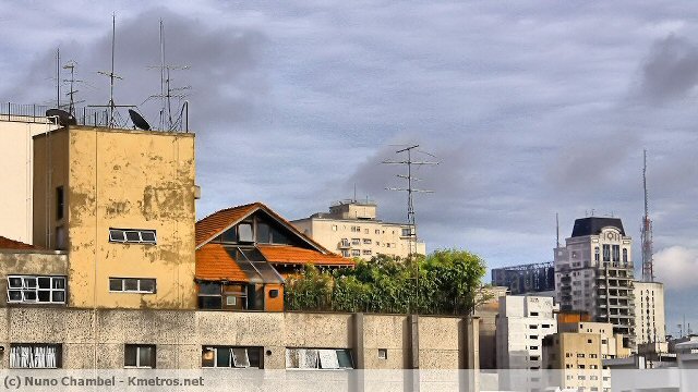 Uma moradia com jardim no topo de um prédio
